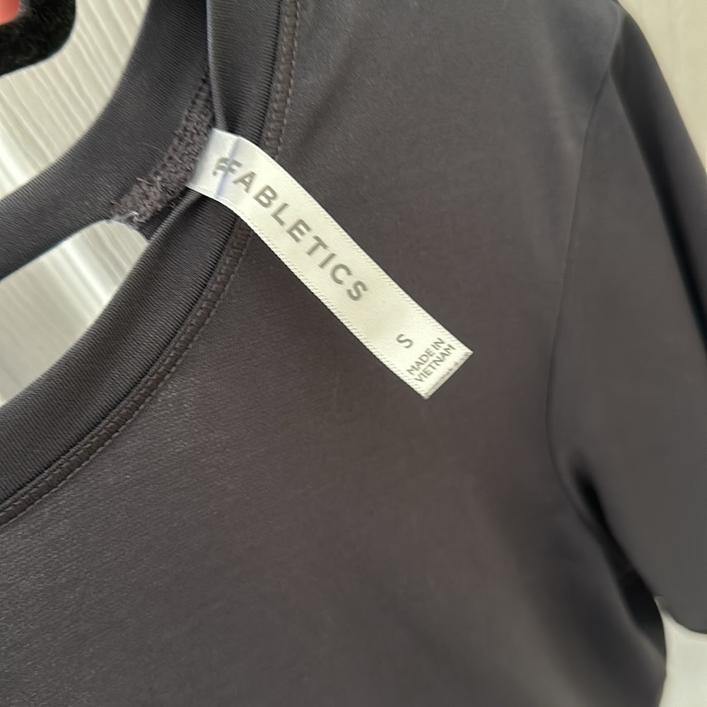 Fabletics tee - Picture 3 of 3
